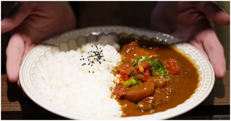 台中咖哩新選擇！「門前隱味台中店」咖哩飯上市，任點1杯飲料贈3款小菜。