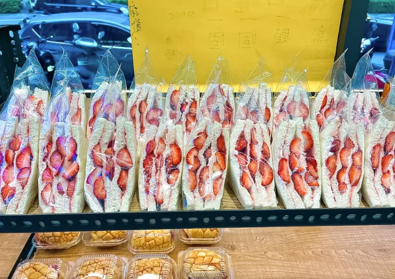 ▲▼板橋必吃草莓蛋糕「果汁媽粉條爸」推薦菜單：草莓蛋糕 $350（原味）、$370（巧克力）、草莓三明治 $45 / 果汁媽粉條爸提供、WalkerLand窩客島整理​​​​​​​