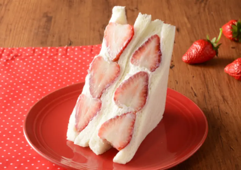  ▲▼日本超商 LAWSON 草莓季 2025「草莓生乳三明治」、「草莓乳酪塔」473円、265円(税込)/ LAWSON提供、WalkerLand窩客島整理