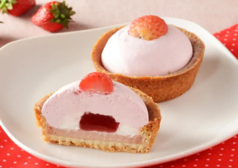  ▲▼日本超商 LAWSON 草莓季 2025「草莓生乳三明治」、「草莓乳酪塔」473円、265円(税込)/ LAWSON提供、WalkerLand窩客島整理