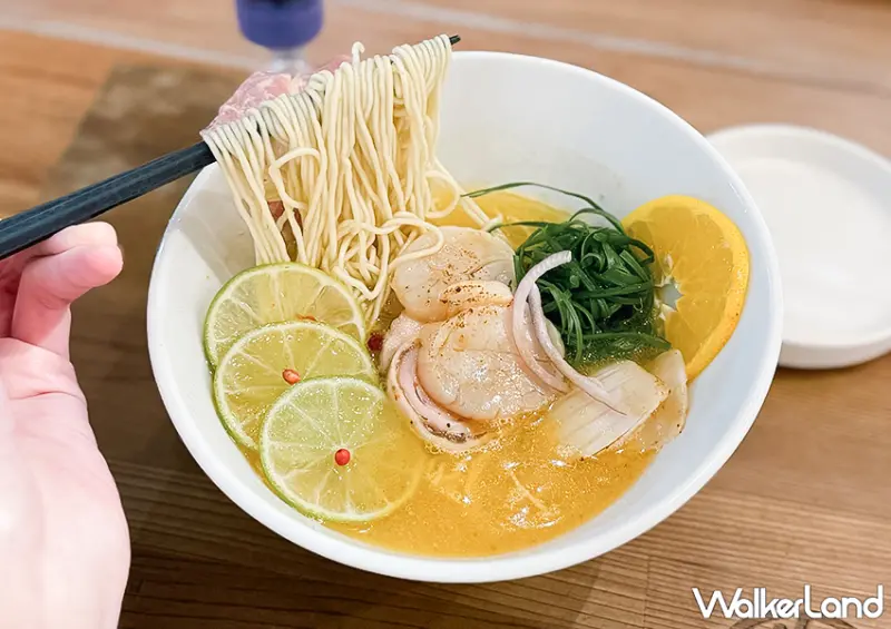 店裡主打三款湯頭！台北拉麵店「柑橘SHINN：魚水」以每日不同魚種熬煮的湯頭