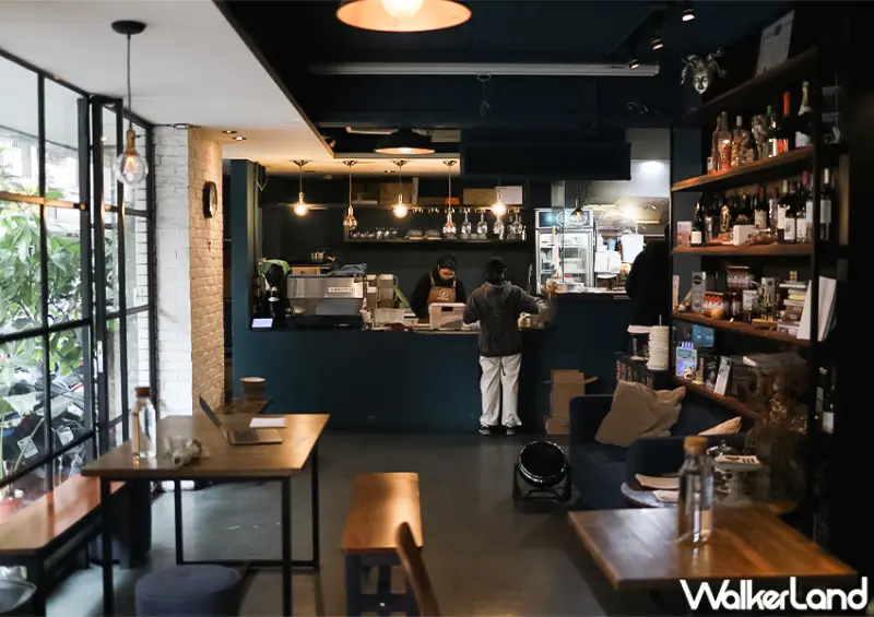 ▲▼台北餐酒館「OZ Cafe & Bistro」室內空間以普魯士藍為基調，搭配木質家具與復古燈飾 / WalkerLand窩客島 蕭芷琳 拍攝