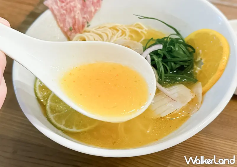 店裡主打三款湯頭！台北拉麵店「柑橘SHINN：魚水」以每日不同魚種熬煮的湯頭