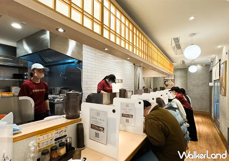 台北宵夜拉麵店「麵屋雞金」位於忠孝新生捷運站4號出口附近，步行僅需4分鐘即可抵達