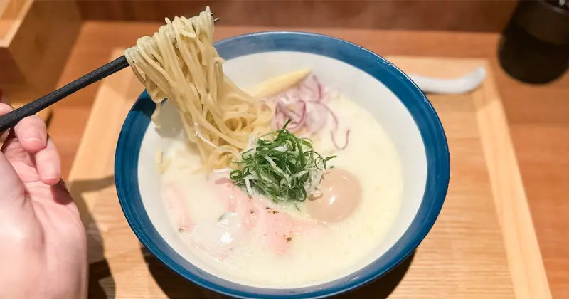 免費加麵！中山最強拉麵店「池音 雞白湯」平日也要排隊，最低230元開吃。