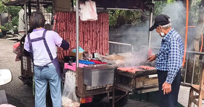 宜蘭小吃老店「武淵香腸伯」擺攤超過一甲子！菜單必點「一串心」只要10元開吃。