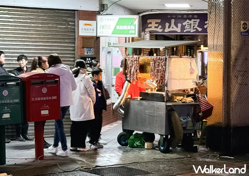 ▲基隆必吃宵夜「張媽媽香腸&肉串」攤位就在孝三路郵局門口，攤販外貌低調 / WalkerLand窩客島 蕭芷琳 拍攝