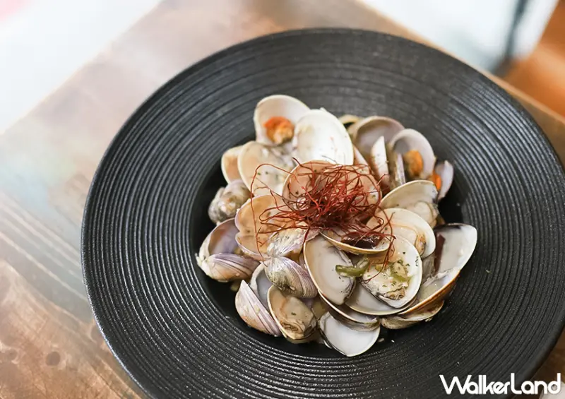 ▲▼台北餐酒館「OZ Cafe & Bistro」推薦菜單：白酒蛤蠣義大利麵 $400、松露玉米糊油封鴨 $480 / WalkerLand窩客島 蕭芷琳 拍攝