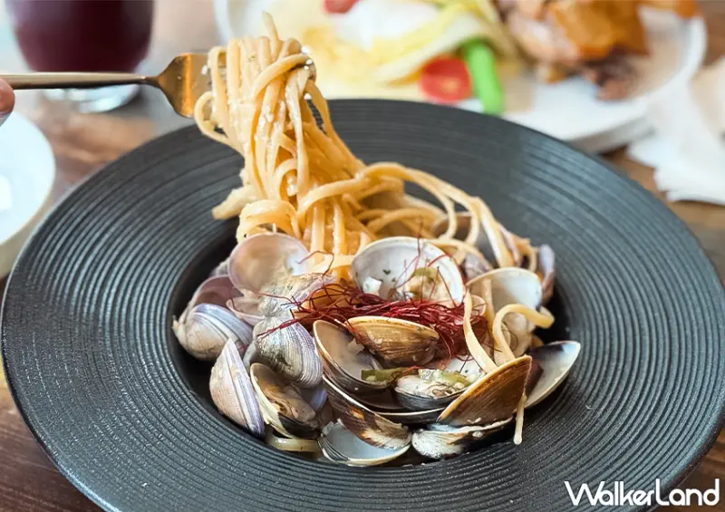 ▲▼台北餐酒館「OZ Cafe & Bistro」推薦菜單：白酒蛤蠣義大利麵 $400（建議搭配自製辣醬） / WalkerLand窩客島 蕭芷琳 拍攝