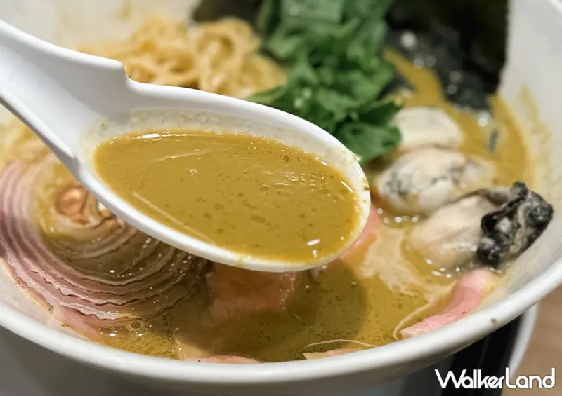 ▲▼中山站拉麵店「二屋牡蠣拉麵」推薦菜單：濃郁牡蠣牡蠣拉麵 $330、濃厚牡湯拉麵 $270（不含牡蠣） / WalkerLand窩客島 蕭芷琳 拍攝