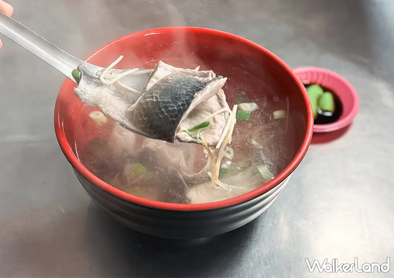 ▲▼台南新營美食「阿翔蚵仔煎」推薦菜單：鍋燒意麵 $70、虱目魚皮湯 $60 / WalkerLand窩客島 蕭芷琳 拍攝