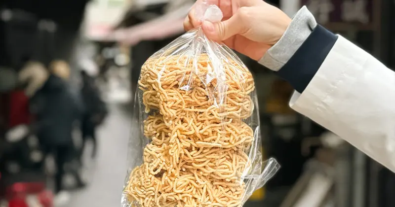 台南必買伴手禮「蒜蓉枝」冬天才吃得到！古早味炸意麵必買，一人限買一包。