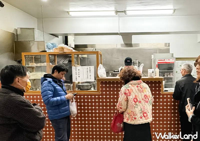 ▲基隆廟口美食「素志久碳烤三明治」每日供應有限，熱門品項經常在中午前售罄，建議想品嚐的朋友儘早前來 / WalkerLand窩客島 蕭芷琳 拍攝