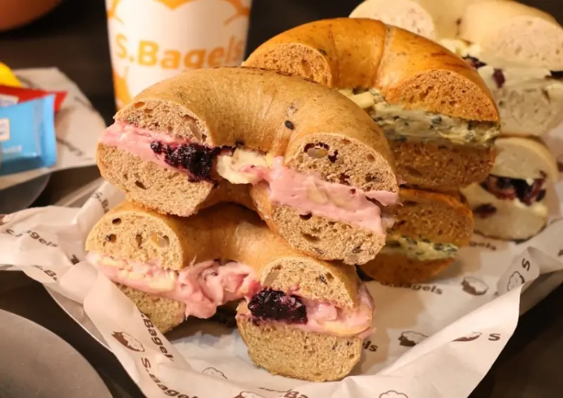 ▲▼中山貝果專賣店「Sonney's Bagel 中山二店」推薦菜單：火腿酸黃瓜貝果堡、貝果＋藍莓醬 / WalkerLand窩客島 蕭芷琳 拍攝​​​​​​​