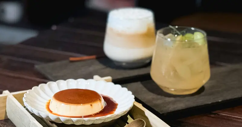 平日不限時！小巨蛋咖啡廳「汩咖啡」老宅改造、氛圍感超強，菜單「三溫糖布丁」必點。