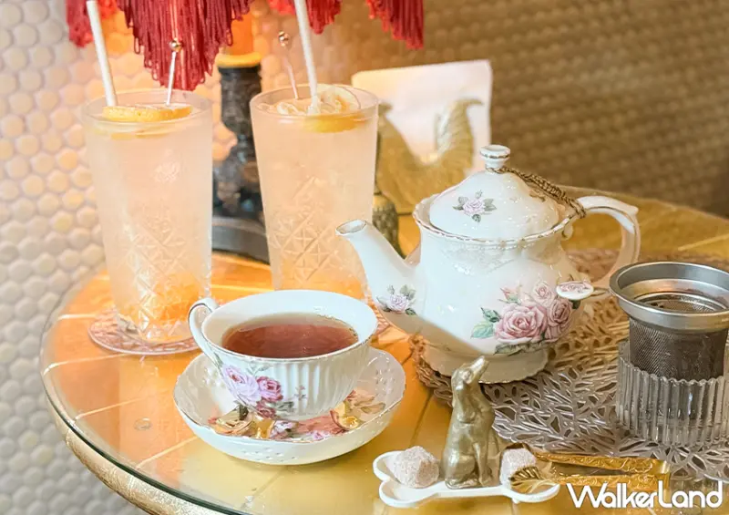 ▲新竹咖啡廳「藍氣球咖啡」菜單上低消是一杯飲品，此外也有很多甜點可以選擇 / WalkerLand窩客島 蕭芷琳 拍攝