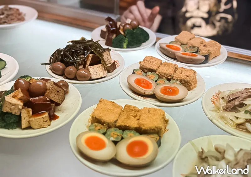 ▲竹北美食推薦「文化城牛肉麵」小菜自助拿取，選擇相當多元 / WalkerLand窩客島 蕭芷琳 拍攝
