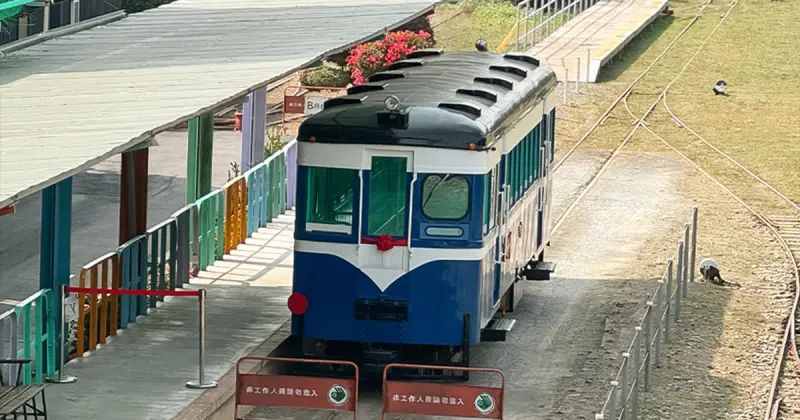 台南景點「勝利號小火車」預約時間這邊看！復古藍皮小火車超欠拍。