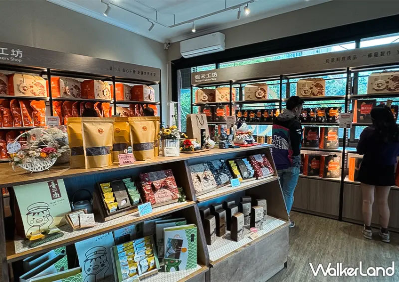 ▲▼台南伴手禮「蝦米工坊」蝦餅專賣店推薦品項：蝦米彎菓蝦餅 $90、迷你蝦餅 $69、河童仙菓 $60 / WalkerLand窩客島 蕭芷琳 拍攝