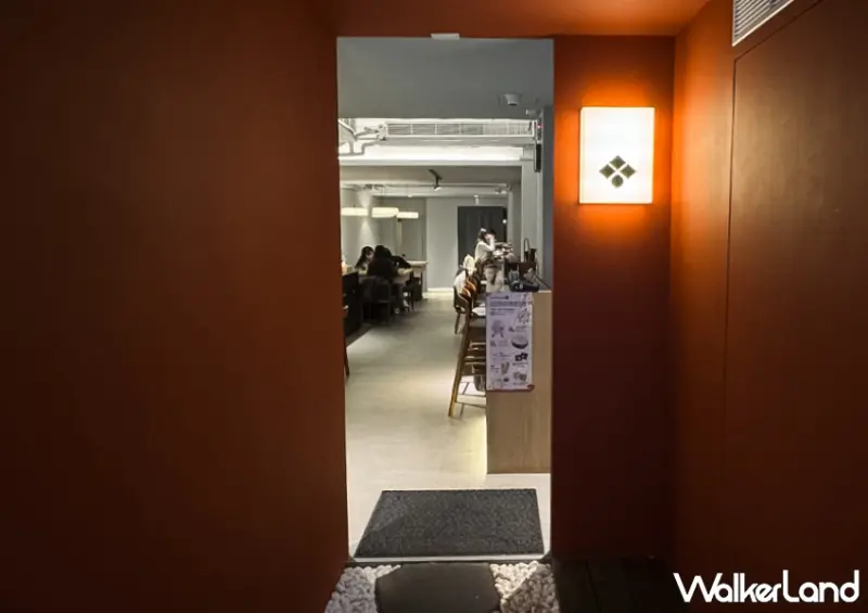 位於大安路巷弄內，「しゃぶ信玄」距離捷運忠孝復興站約步行7分鐘即可抵達