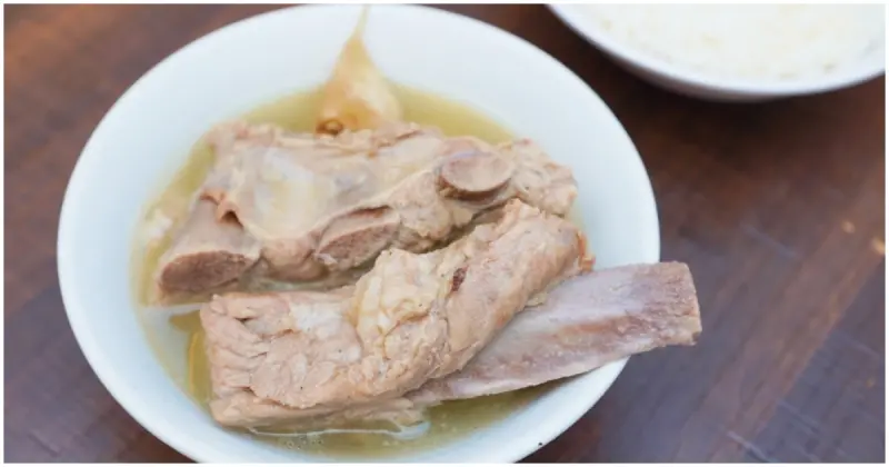 新加坡三大肉骨茶！新加坡米其林必比登推薦「松發肉骨茶」，胡椒香氣深植人心。