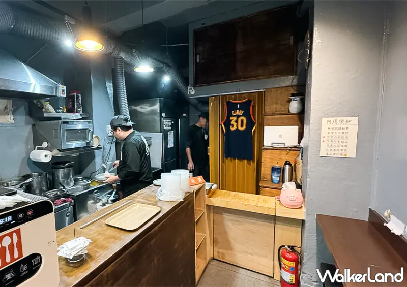 忠孝新生美食「倔醬」位於濟南路三段，步行至捷運忠孝新生站約5分鐘，靠近華山文創園區