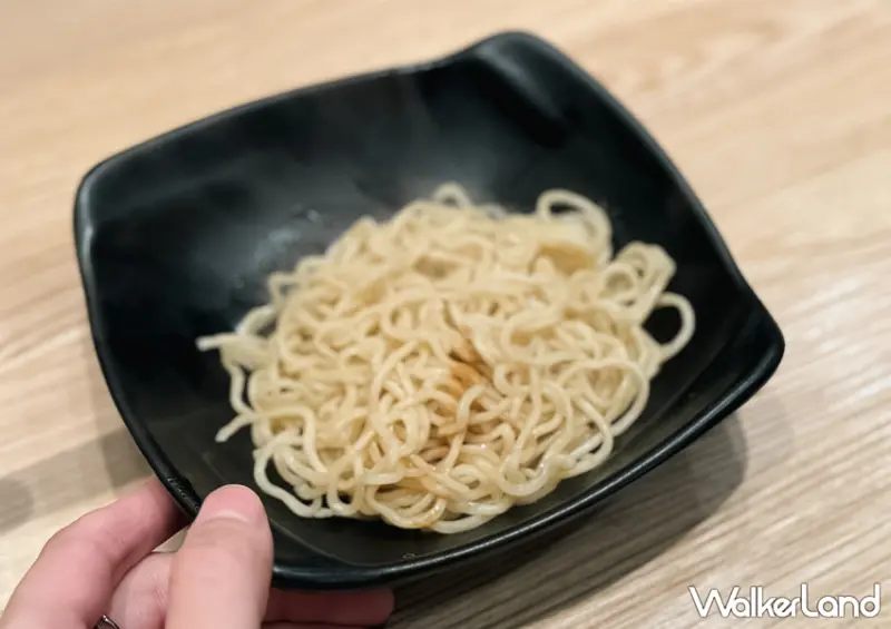 ▲中山站拉麵店「二屋牡蠣拉麵」以其獨特的牡蠣湯頭和日式氛圍，成為台北拉麵市場中的一大亮點 / WalkerLand窩客島 蕭芷琳 拍攝