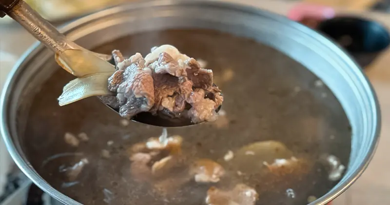 雲林平價美食「日日興羊肉爐」排隊也值得！附設停車場超方便、冬天進補首選。