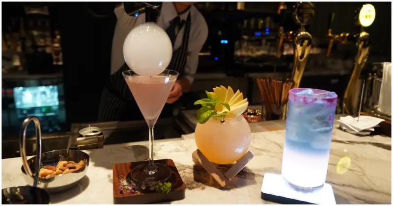 高雄高空酒吧加1！高雄日航酒吧「天空酒吧Rooftop Bar 22」，推薦粉嫩調酒若櫻。