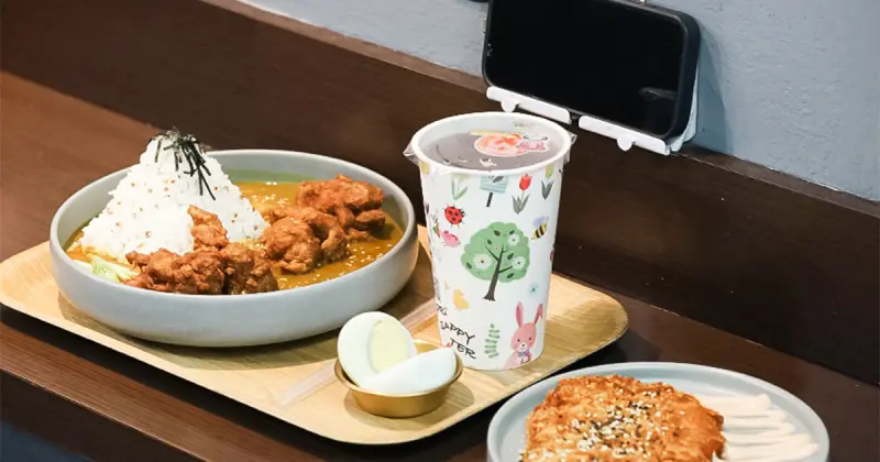 台北宵夜餐廳！忠孝新生美食「倔醬」咖喱飯150元起，超厚炸雞排必點。