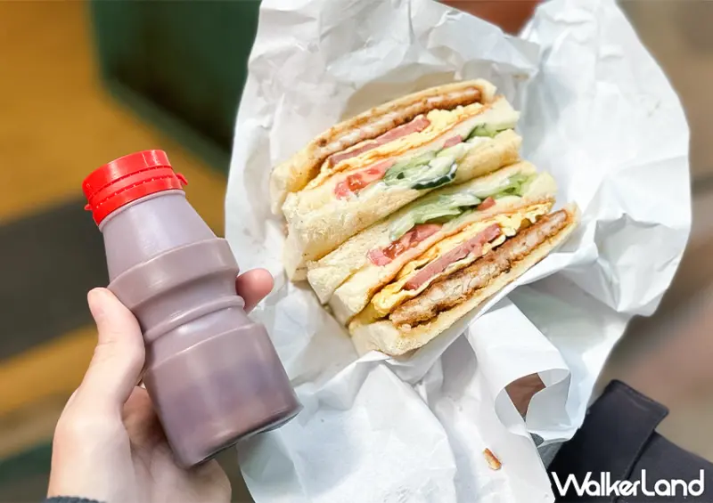 ▲基隆廟口美食「素志久碳烤三明治」推薦菜單：豬排火腿蛋三明治 $85、可可亞 冰/熱 $30 / WalkerLand窩客島 蕭芷琳 拍攝