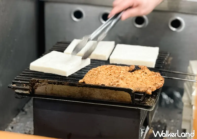 ▲基隆廟口美食「素志久碳烤三明治」吐司經炭火烤得外酥內軟，搭配特製花生醬、美乃滋、新鮮番茄與小黃瓜，清爽而不膩口 / WalkerLand窩客島 蕭芷琳
