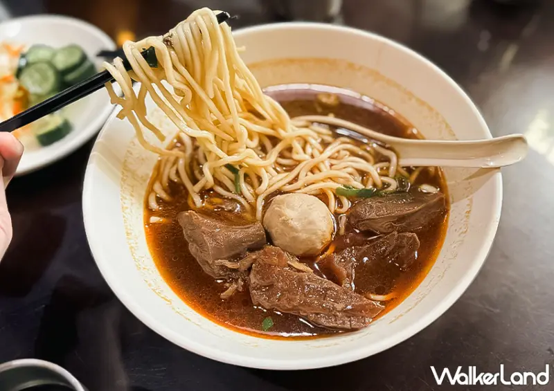▲竹北美食推薦「文化城牛肉麵」的牛肉麵以大塊牛肉與濃郁湯頭著稱，麵條種類可供選擇 / WalkerLand窩客島 蕭芷琳 拍攝