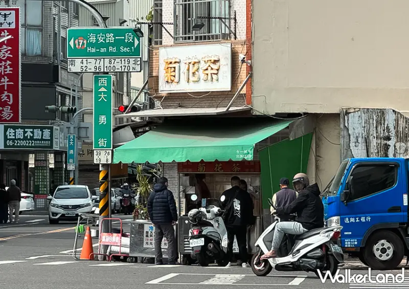▲▼一杯20元！台南飲料店「品佳菊花茶」就在海安路轉角，菜單通通銅板價 / WalkerLand窩客島 蕭芷琳 拍攝