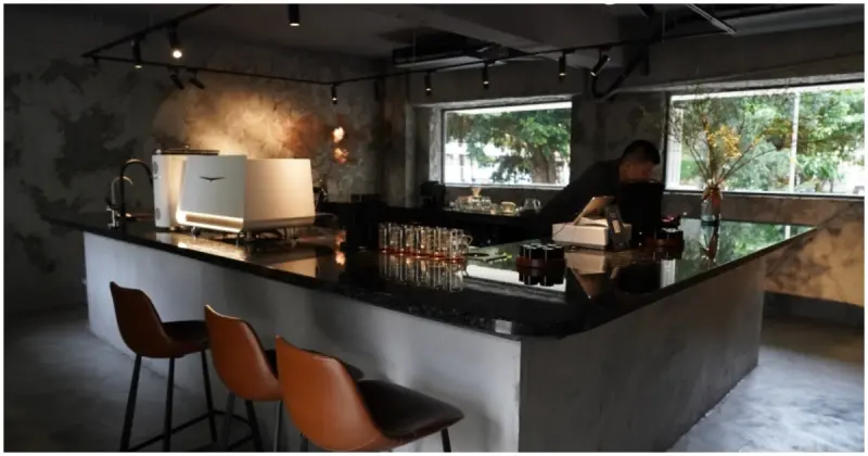 隱藏版台中咖啡廳！吧台席採全預約制「Mizukaffa」，喝手沖咖啡配法式甜點。