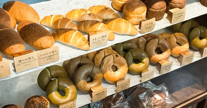 台南麵包店推薦「Umm Umm」手作貝果必買！招牌厚燒、肉桂捲必吃。