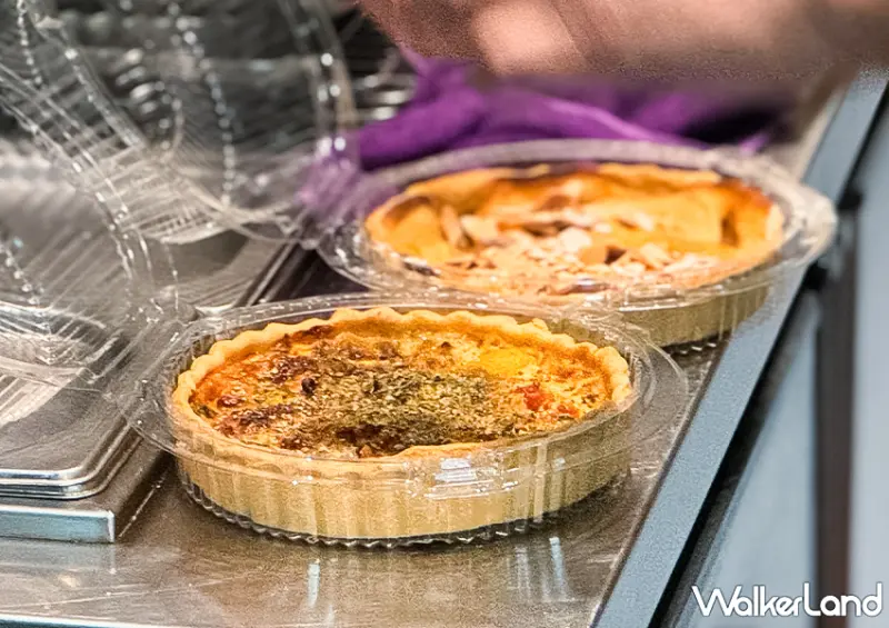 ▲「布列塔尼法國烘焙坊」開放式的工作檯面讓顧客能夠直接看到甜點製作過程 / WalkerLand窩客島 蕭芷琳 拍攝