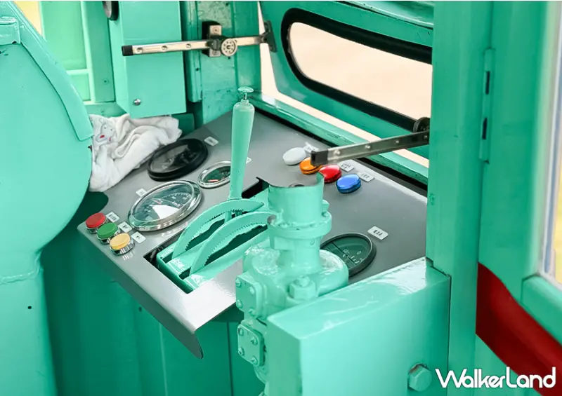 ▲「勝利號小火車」保留了經典的復古設計，車身為濃厚懷舊感的深藍色調 / WalkerLand窩客島 蕭芷琳 拍攝