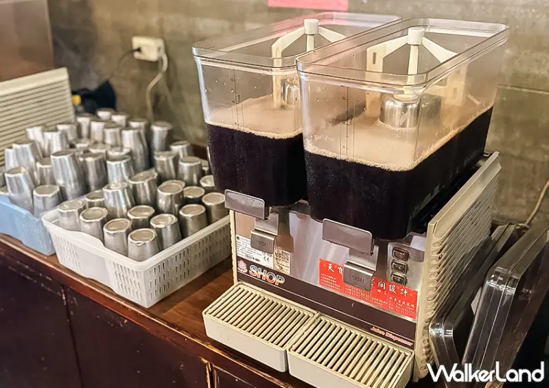 ▲竹北美食推薦「文化城牛肉麵」飲料還能自己取用，無限量喝到飽 / WalkerLand窩客島 蕭芷琳 拍攝