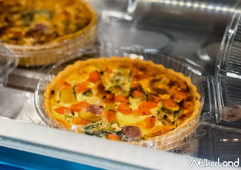 ▲西門町美食「布列塔尼法國烘焙坊」推薦菜單：蘋果派 $150、培根鹹派 $150 / WalkerLand窩客島 蕭芷琳 拍攝
