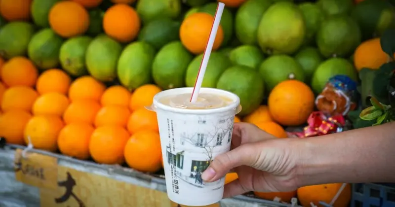 雙北果汁7間大推！「木瓜牛奶配雞排 地下街隱藏版果汁」每天都排爆，果汁就喝新鮮的。