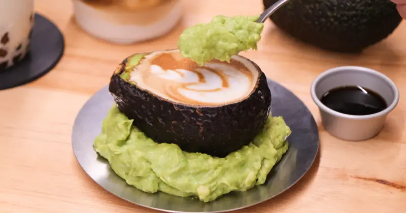 士林深夜咖啡廳酒吧「墨拿」！整顆酪梨拿鐵、799元調酒喝到飽，銘傳學生快來。