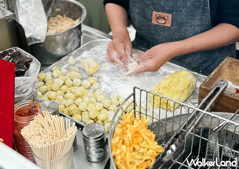 ▲基隆美食推薦「日式番薯蛋」老闆每天手工揉製地瓜麵糰，包入綿密的紅豆餡 / WalkerLand窩客島 蕭芷琳 拍攝