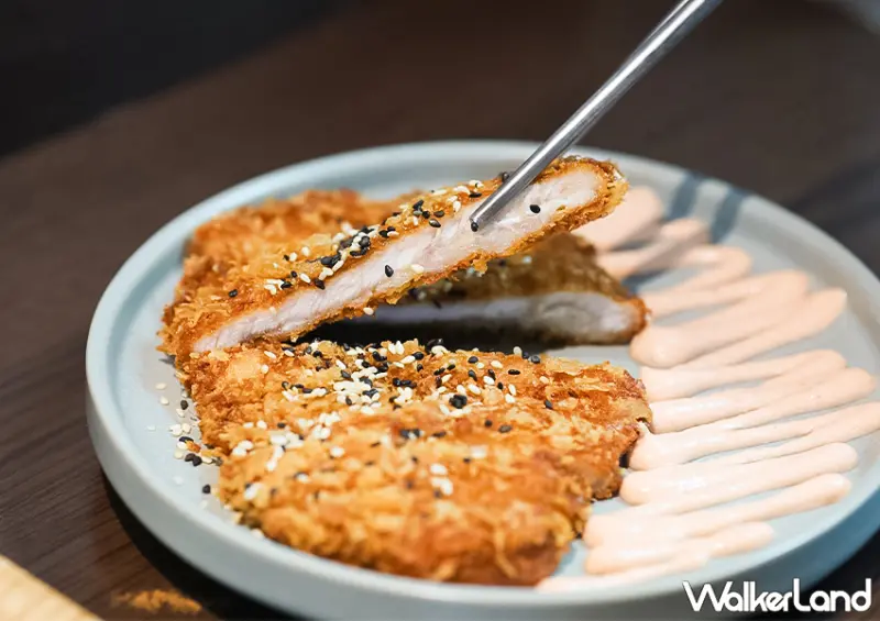 ▲▼忠孝新生美食「倔醬」推薦菜單：咖哩雞辣塊 $150、粉醬豬排 $90 / WalkerLand窩客島 蕭芷琳 拍攝