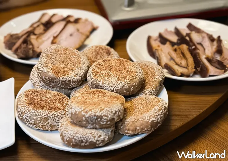 ▲台北酸菜白肉鍋推薦「都一處」推薦菜單：芝麻醬燒餅(個) $45 / WalkerLand窩客島 蕭芷琳 拍攝