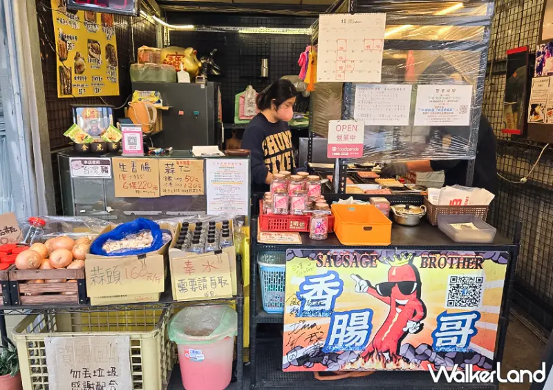 ▲桃園大溪必吃「大溪香腸哥」每日下午3點開賣，現場總是飄散著濃厚的炭火香氣 / WalkerLand窩客島 蕭芷琳 拍攝​​​​​​​