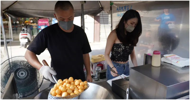 大甲地瓜球超有料！大甲美食兼美景「大甲手工地瓜球」，地瓜球女神在鎮瀾宮附近。