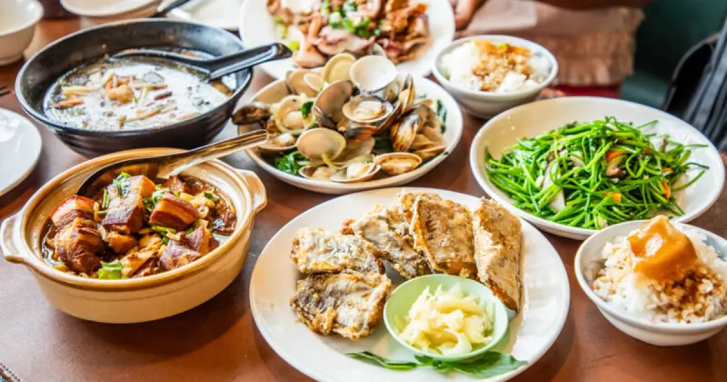 新北金山美食推薦7選！最強「加油站石頭火鍋」開店前就排爆，不只金山老街鴨肉必吃。