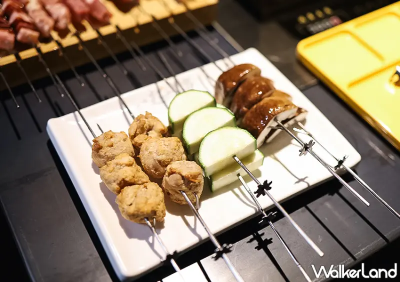 ▲中山站串燒店「一起烤串」推薦菜單：醬燒雞肉丸 $79、櫛瓜 $59、香菇 $59 / WalkerLand窩客島 蕭芷琳 拍攝