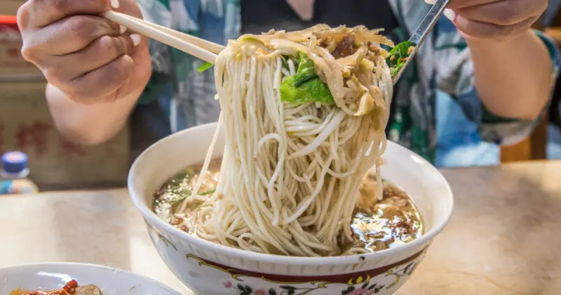 桃園美食隱藏版必吃清單！7間龍潭美食爆夯「超大碗公麵店 炸全雞便當」龍潭人排隊搶吃。